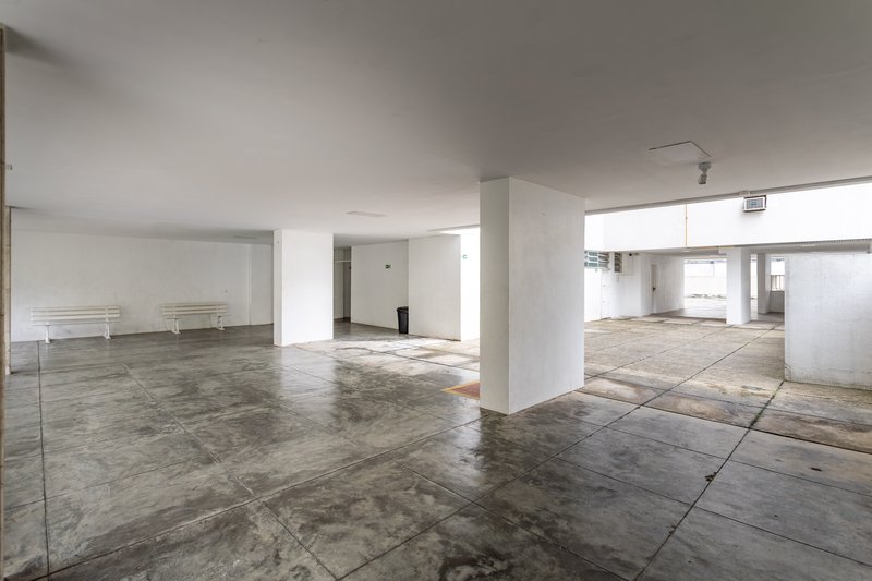 Amplo, confort&aacute;vel, com duas vagas, em rua desejada e perto do metr&ocirc; Uruguai! Rua Visconde de Cabo Frio Rio de Janeiro - 