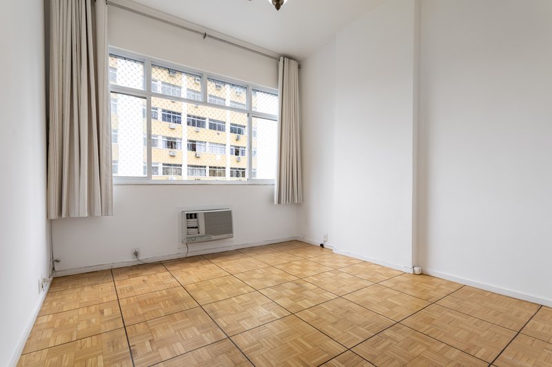 Amplo, confort&aacute;vel, com duas vagas, em rua desejada e perto do metr&ocirc; Uruguai! Rua Visconde de Cabo Frio Rio de Janeiro - 