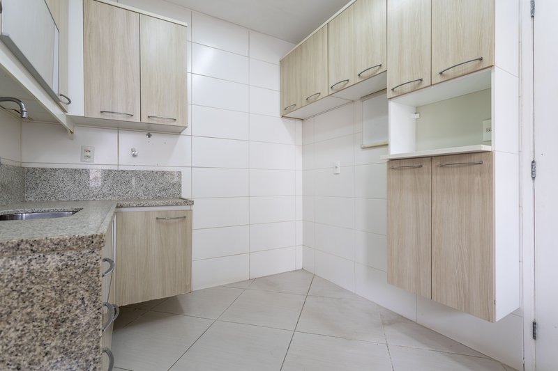 Amplo, confort&aacute;vel, com duas vagas, em rua desejada e perto do metr&ocirc; Uruguai! Rua Visconde de Cabo Frio Rio de Janeiro - 