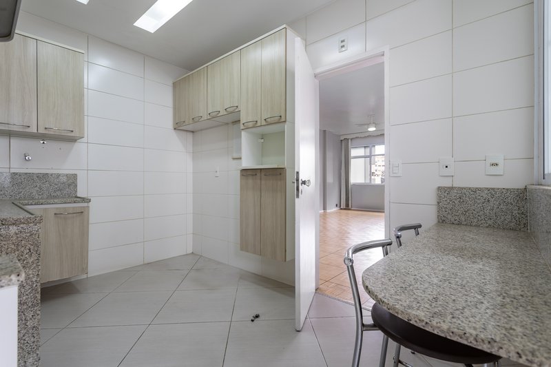 Amplo, confort&aacute;vel, com duas vagas, em rua desejada e perto do metr&ocirc; Uruguai! Rua Visconde de Cabo Frio Rio de Janeiro - 