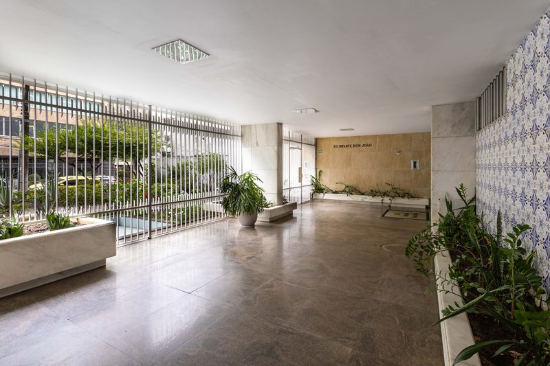 Amplo, confort&aacute;vel, com duas vagas, em rua desejada e perto do metr&ocirc; Uruguai! Rua Visconde de Cabo Frio Rio de Janeiro - 