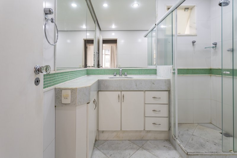 Amplo, confort&aacute;vel, com duas vagas, em rua desejada e perto do metr&ocirc; Uruguai! Rua Visconde de Cabo Frio Rio de Janeiro - 