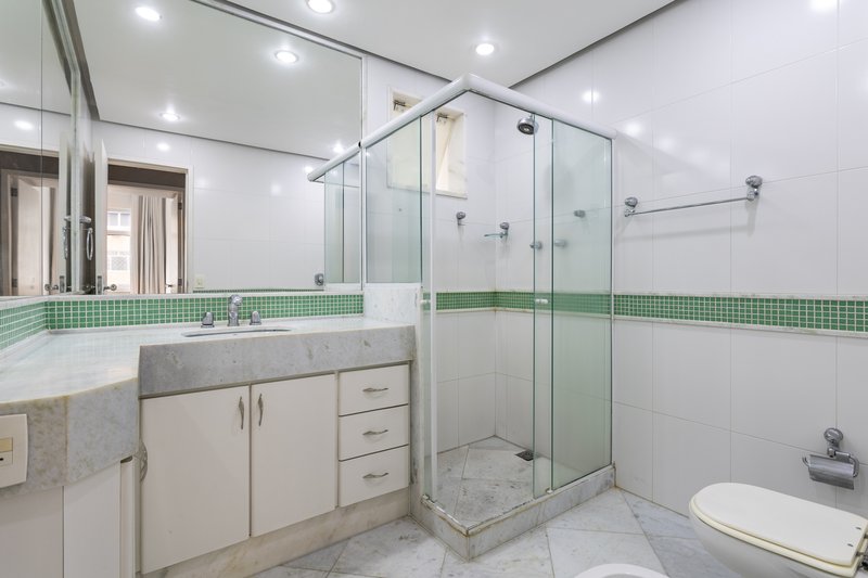 Amplo, confort&aacute;vel, com duas vagas, em rua desejada e perto do metr&ocirc; Uruguai! Rua Visconde de Cabo Frio Rio de Janeiro - 