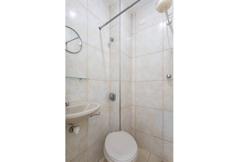 Amplo, confort&aacute;vel, com duas vagas, em rua desejada e perto do metr&ocirc; Uruguai! Rua Visconde de Cabo Frio Rio de Janeiro - 