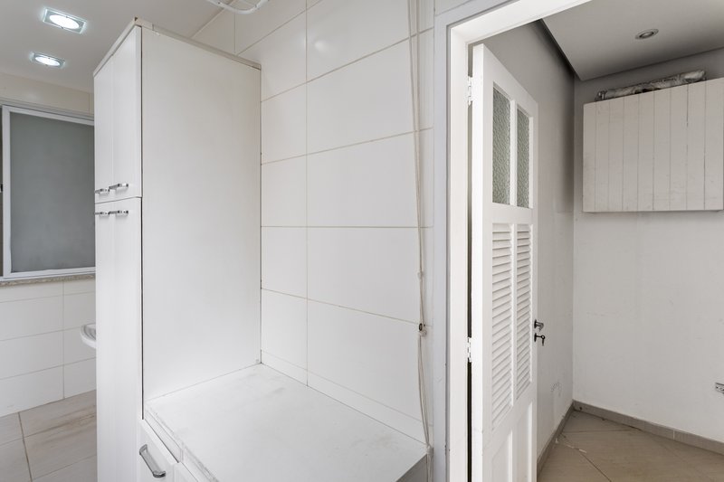 Amplo, confort&aacute;vel, com duas vagas, em rua desejada e perto do metr&ocirc; Uruguai! Rua Visconde de Cabo Frio Rio de Janeiro - 