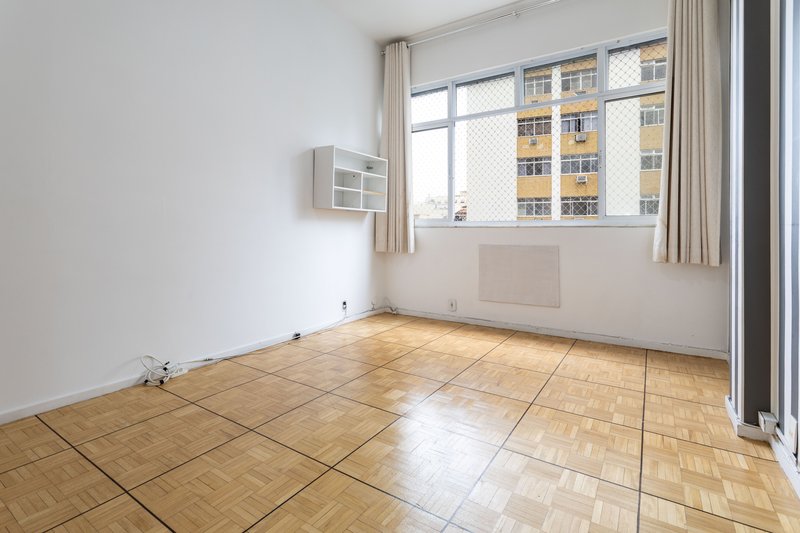 Amplo, confort&aacute;vel, com duas vagas, em rua desejada e perto do metr&ocirc; Uruguai! Rua Visconde de Cabo Frio Rio de Janeiro - 