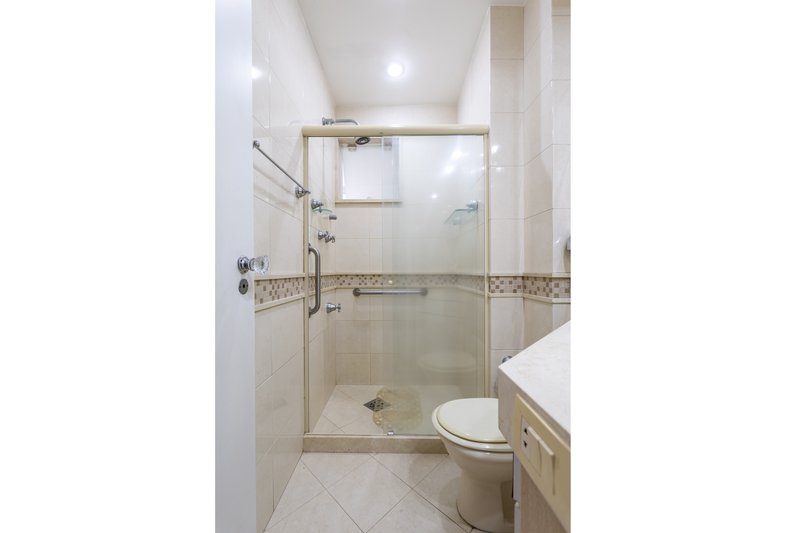 Amplo, confort&aacute;vel, com duas vagas, em rua desejada e perto do metr&ocirc; Uruguai! Rua Visconde de Cabo Frio Rio de Janeiro - 