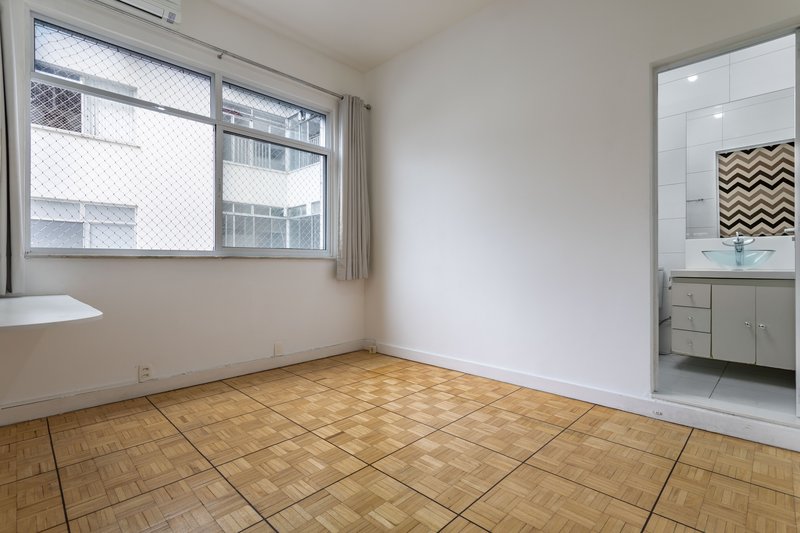 Amplo, confort&aacute;vel, com duas vagas, em rua desejada e perto do metr&ocirc; Uruguai! Rua Visconde de Cabo Frio Rio de Janeiro - 