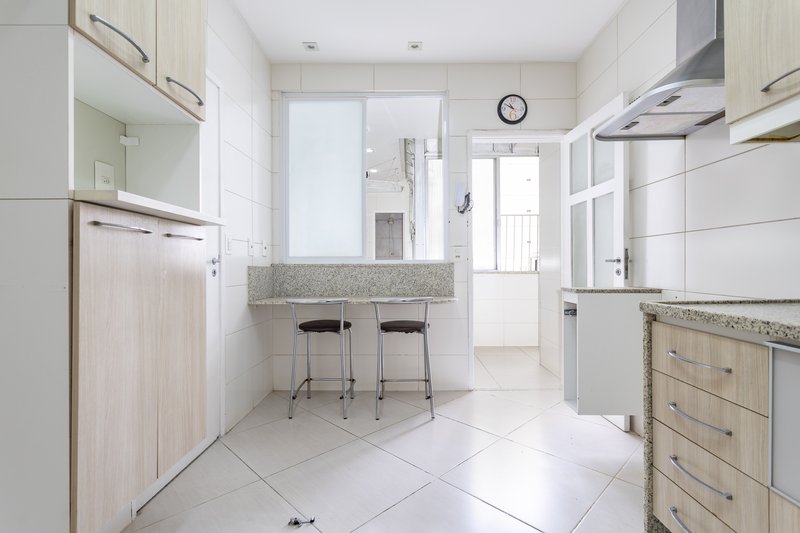 Amplo, confort&aacute;vel, com duas vagas, em rua desejada e perto do metr&ocirc; Uruguai! Rua Visconde de Cabo Frio Rio de Janeiro - 