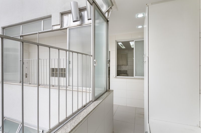 Amplo, confort&aacute;vel, com duas vagas, em rua desejada e perto do metr&ocirc; Uruguai! Rua Visconde de Cabo Frio Rio de Janeiro - 