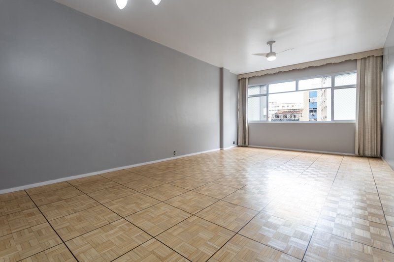 Amplo, confort&aacute;vel, com duas vagas, em rua desejada e perto do metr&ocirc; Uruguai! Rua Visconde de Cabo Frio Rio de Janeiro - 