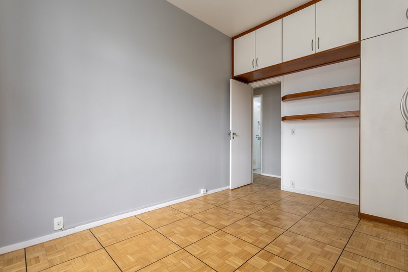 Amplo, confort&aacute;vel, com duas vagas, em rua desejada e perto do metr&ocirc; Uruguai! Rua Visconde de Cabo Frio Rio de Janeiro - 