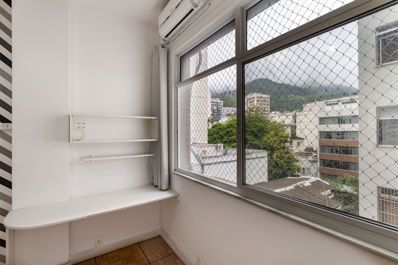 Amplo, confort&aacute;vel, com duas vagas, em rua desejada e perto do metr&ocirc; Uruguai! Rua Visconde de Cabo Frio Rio de Janeiro - 