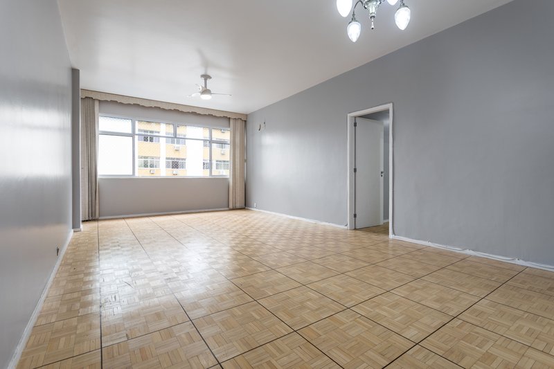 Amplo, confort&aacute;vel, com duas vagas, em rua desejada e perto do metr&ocirc; Uruguai! Rua Visconde de Cabo Frio Rio de Janeiro - 