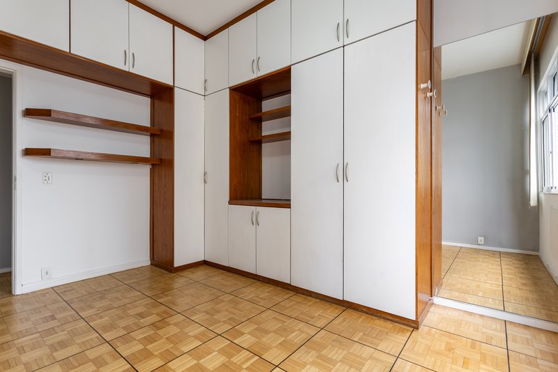 Amplo, confort&aacute;vel, com duas vagas, em rua desejada e perto do metr&ocirc; Uruguai! Rua Visconde de Cabo Frio Rio de Janeiro - 