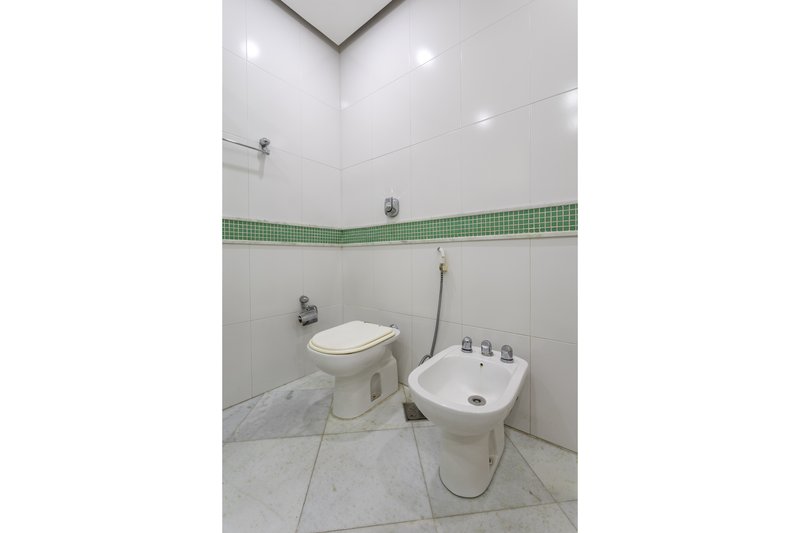 Amplo, confort&aacute;vel, com duas vagas, em rua desejada e perto do metr&ocirc; Uruguai! Rua Visconde de Cabo Frio Rio de Janeiro - 