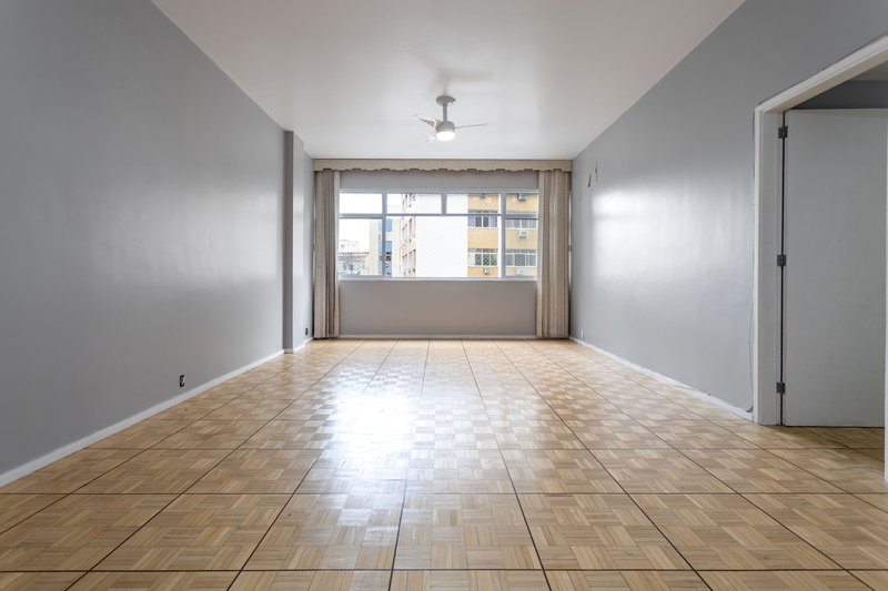 Amplo, confort&aacute;vel, com duas vagas, em rua desejada e perto do metr&ocirc; Uruguai! Rua Visconde de Cabo Frio Rio de Janeiro - 