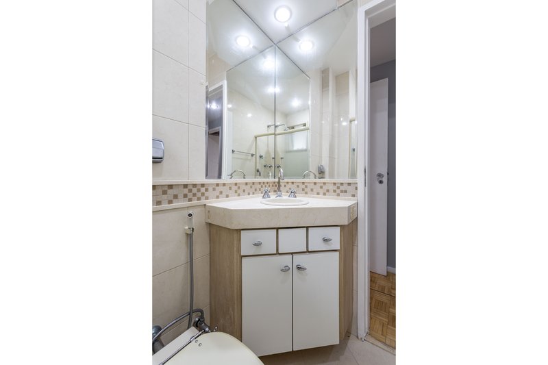 Amplo, confort&aacute;vel, com duas vagas, em rua desejada e perto do metr&ocirc; Uruguai! Rua Visconde de Cabo Frio Rio de Janeiro - 