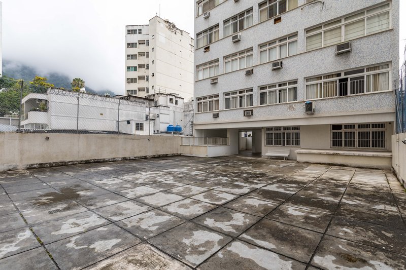 Amplo, confort&aacute;vel, com duas vagas, em rua desejada e perto do metr&ocirc; Uruguai! Rua Visconde de Cabo Frio Rio de Janeiro - 