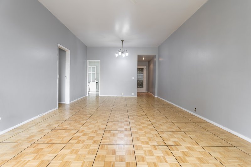 Amplo, confort&aacute;vel, com duas vagas, em rua desejada e perto do metr&ocirc; Uruguai! Rua Visconde de Cabo Frio Rio de Janeiro - 