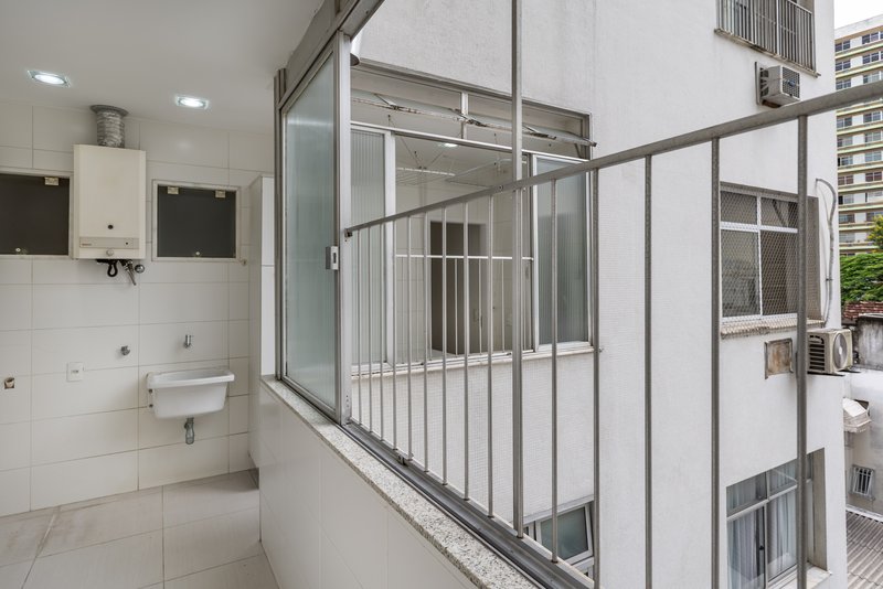 Amplo, confort&aacute;vel, com duas vagas, em rua desejada e perto do metr&ocirc; Uruguai! Rua Visconde de Cabo Frio Rio de Janeiro - 