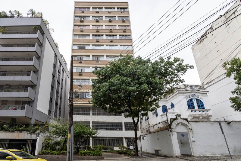 Amplo, confort&aacute;vel, com duas vagas, em rua desejada e perto do metr&ocirc; Uruguai! Rua Visconde de Cabo Frio Rio de Janeiro - 
