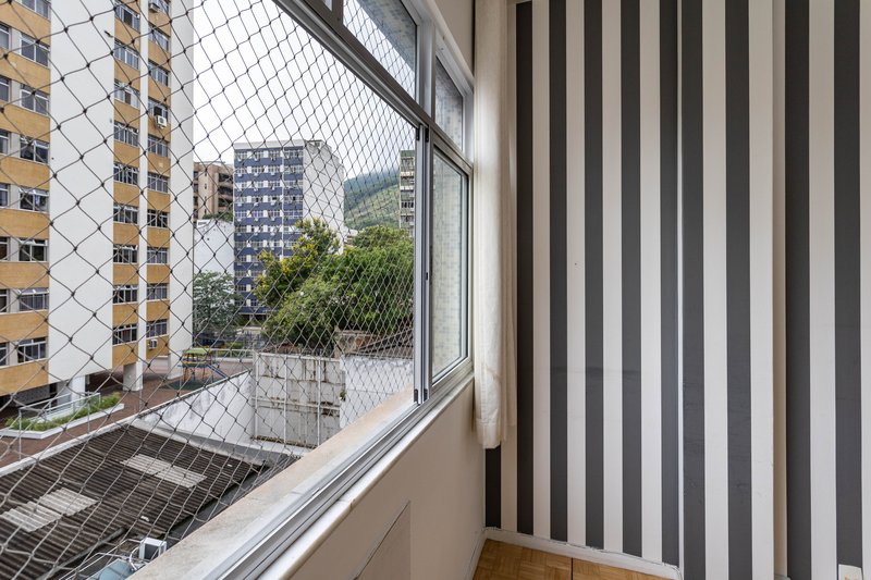 Amplo, confort&aacute;vel, com duas vagas, em rua desejada e perto do metr&ocirc; Uruguai! Rua Visconde de Cabo Frio Rio de Janeiro - 