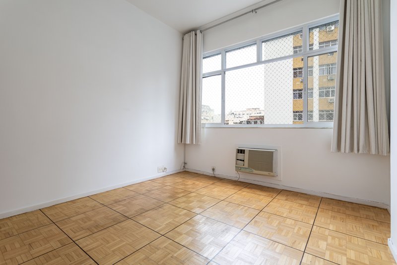 Amplo, confort&aacute;vel, com duas vagas, em rua desejada e perto do metr&ocirc; Uruguai! Rua Visconde de Cabo Frio Rio de Janeiro - 