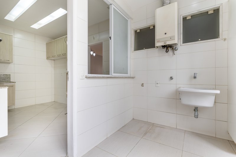 Amplo, confort&aacute;vel, com duas vagas, em rua desejada e perto do metr&ocirc; Uruguai! Rua Visconde de Cabo Frio Rio de Janeiro - 