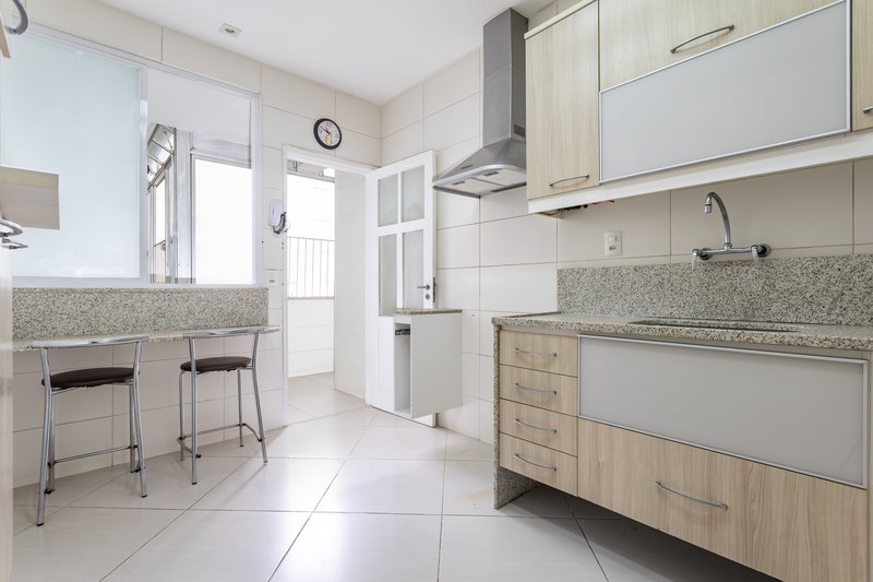 Amplo, confort&aacute;vel, com duas vagas, em rua desejada e perto do metr&ocirc; Uruguai! Rua Visconde de Cabo Frio Rio de Janeiro - 