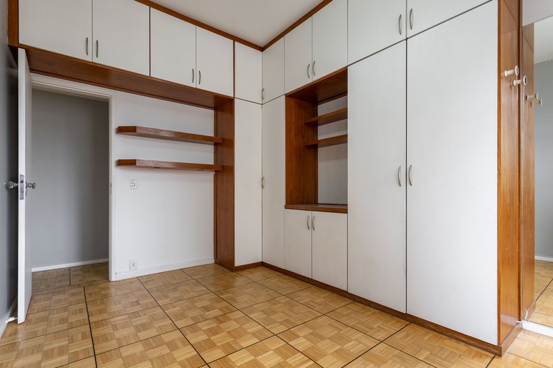 Amplo, confort&aacute;vel, com duas vagas, em rua desejada e perto do metr&ocirc; Uruguai! Rua Visconde de Cabo Frio Rio de Janeiro - 