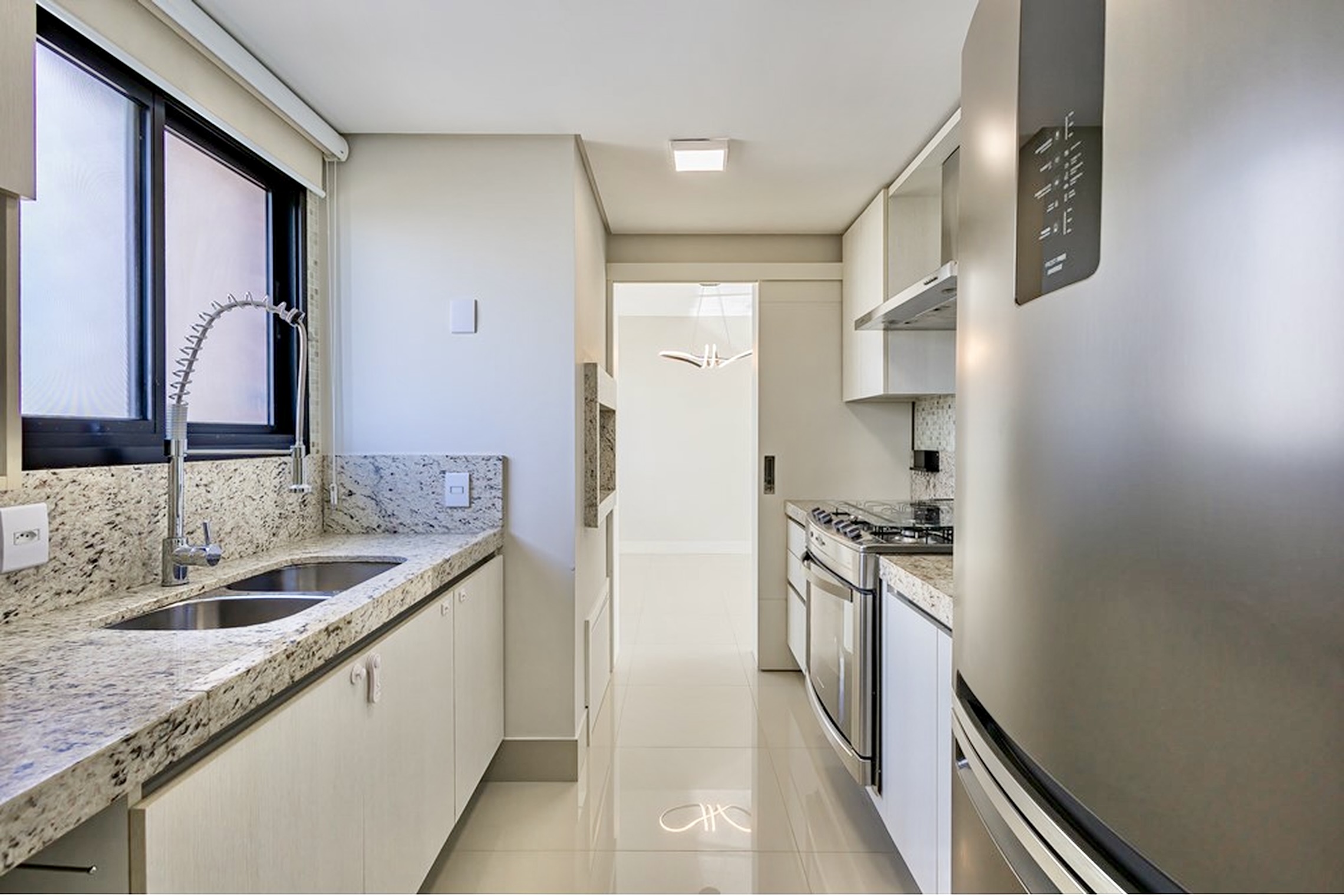 R$ 1.195.000 - MARAVILHOSO APARTAMENTO - 98M2 - 3 DORM - SU&Iacute;TE - VISTA - 2 VAGAS Rua Coronel Camisão Porto Alegre - 