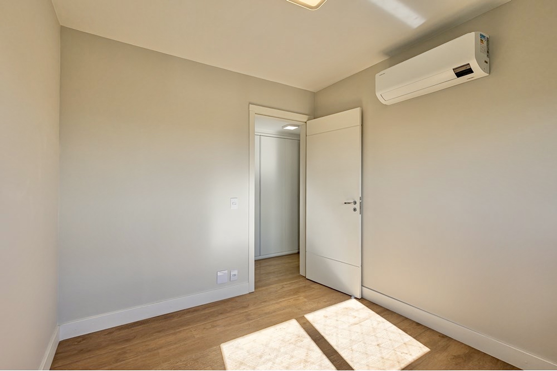 R$ 1.195.000 - MARAVILHOSO APARTAMENTO - 98M2 - 3 DORM - SU&Iacute;TE - VISTA - 2 VAGAS Rua Coronel Camisão Porto Alegre - 