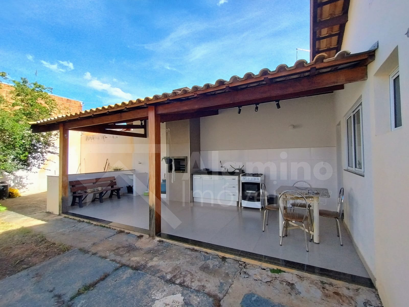 Parque J&uacute;lio N&oacute;brega - Resid&ecirc;ncia 03 Dorms sendo 01 Su&iacute;te. Com quintal  Bauru - 