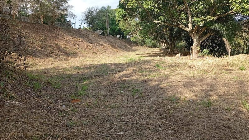 Ch&aacute;cara com terreno amplo &agrave; venda no Recanto dos P&aacute;ssaros  Igaratá - 