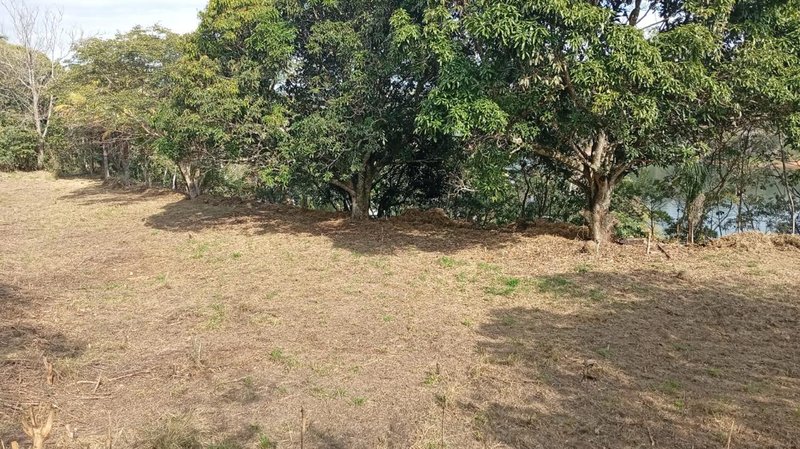 Ch&aacute;cara com terreno amplo &agrave; venda no Recanto dos P&aacute;ssaros  Igaratá - 