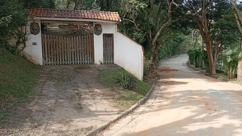 Ch&aacute;cara com terreno amplo &agrave; venda no Recanto dos P&aacute;ssaros  Igaratá - 