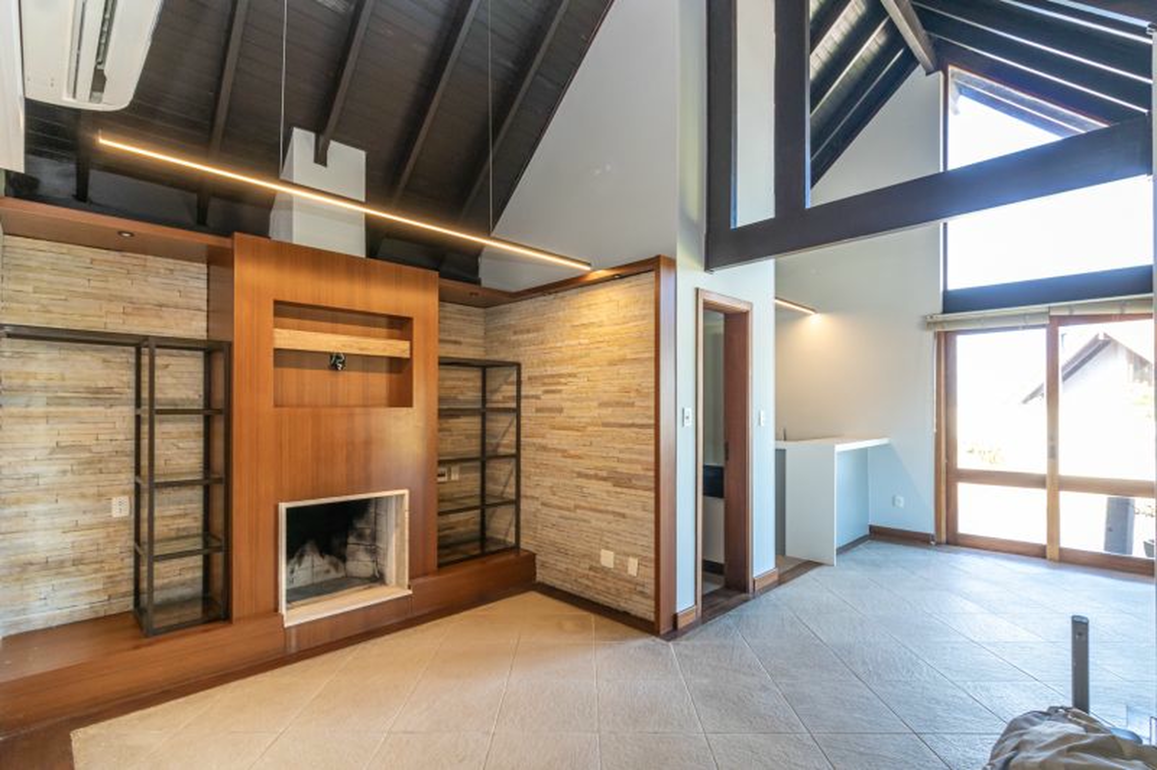 R$ 1.200.000 - COBERTURA DUPLEX - CONDOM&Iacute;NIO RIVERSIDES - 213M2 - 3 DORM - SU&Iacute;TE - 2 VAGAS Rua Dea Coufal Porto Alegre - 