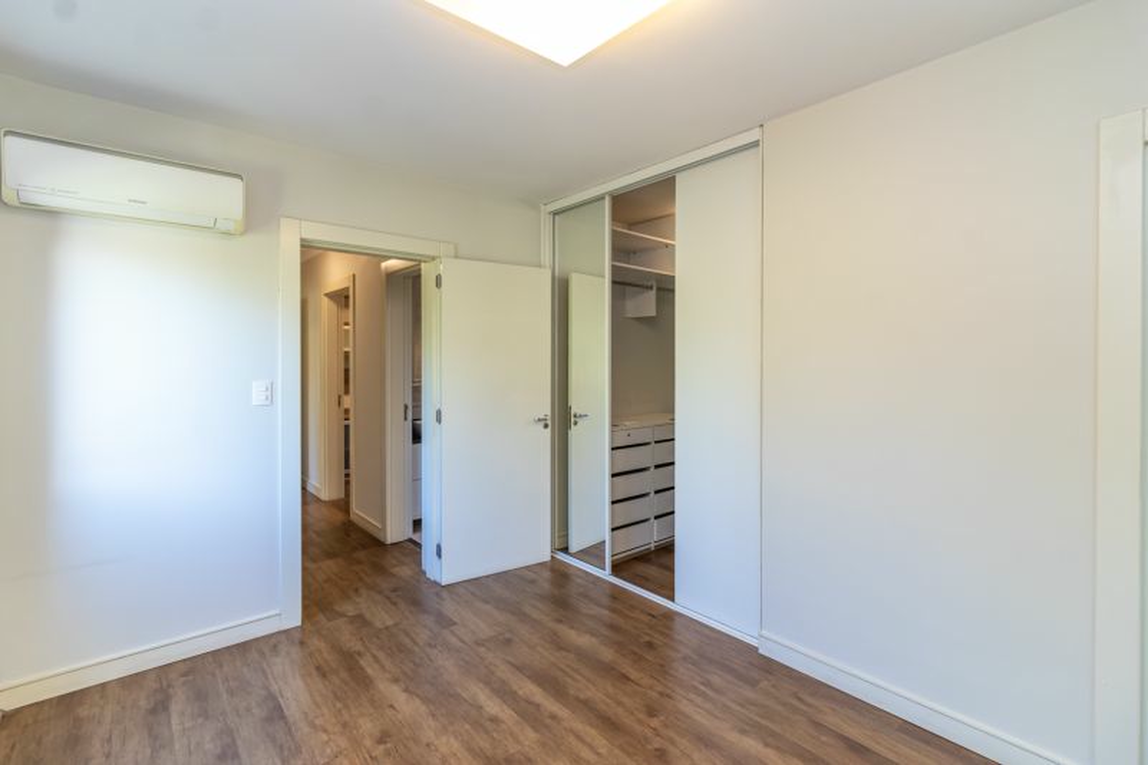 R$ 1.200.000 - COBERTURA DUPLEX - CONDOM&Iacute;NIO RIVERSIDES - 213M2 - 3 DORM - SU&Iacute;TE - 2 VAGAS Rua Dea Coufal Porto Alegre - 