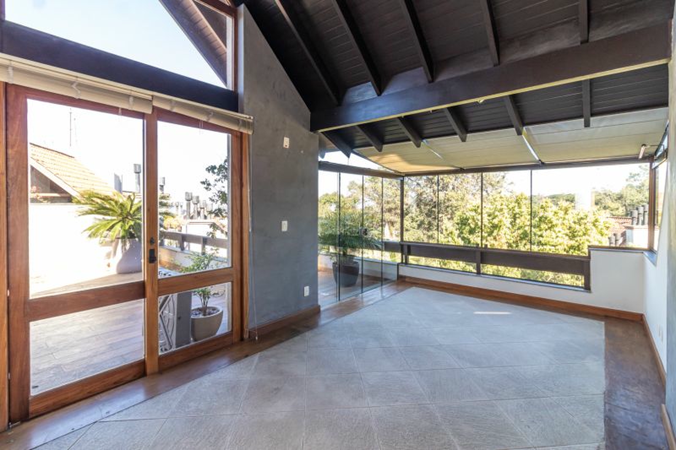 R$ 1.200.000 - COBERTURA DUPLEX - CONDOM&Iacute;NIO RIVERSIDES - 213M2 - 3 DORM - SU&Iacute;TE - 2 VAGAS Rua Dea Coufal Porto Alegre - 