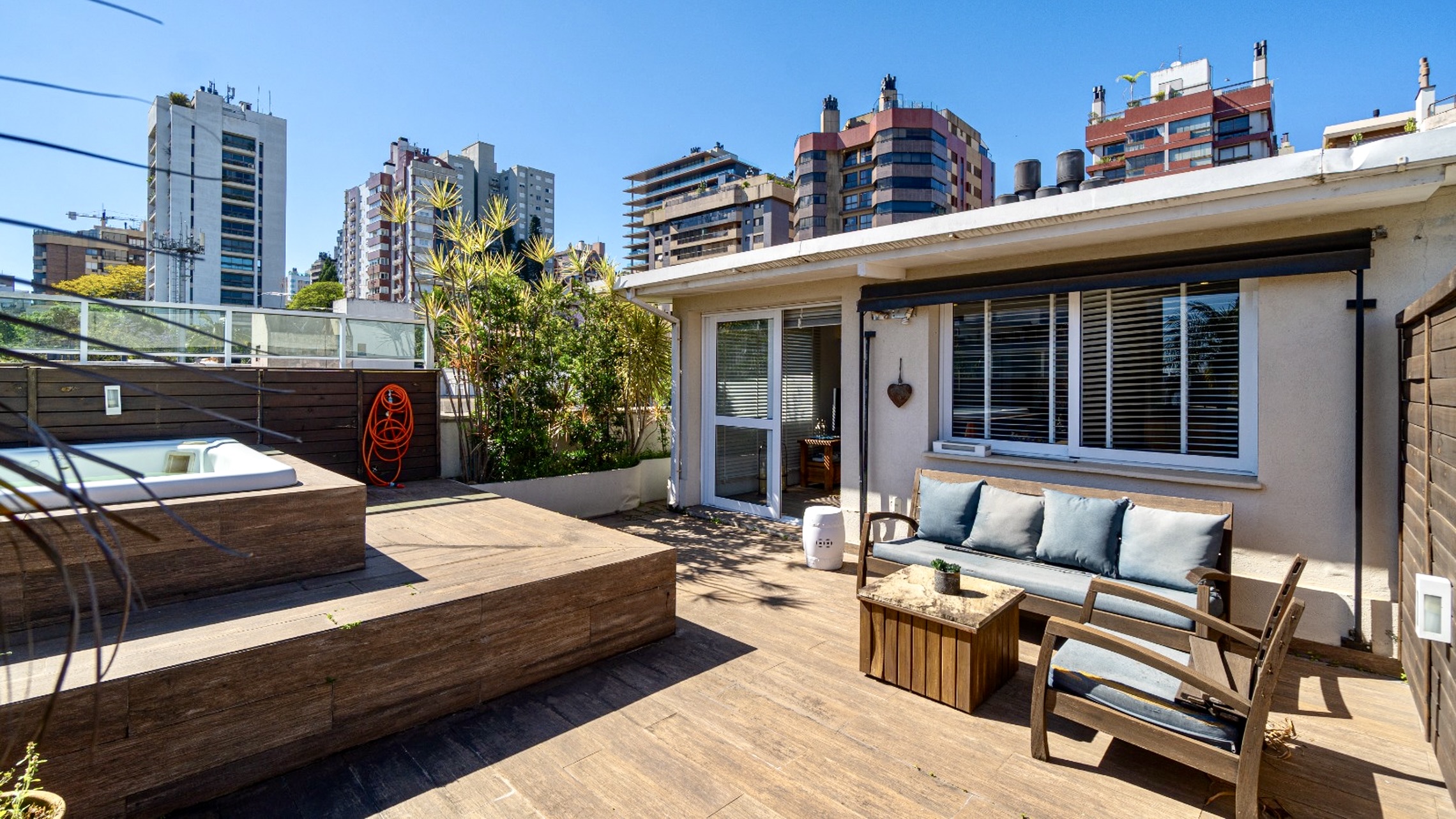 R$ 1.395.000 - BELA COBERTURA - 141M2 - 2 DORM - SU&Iacute;TE - JACUZZI - 2 VAGAS Rua Pedro Ivo Porto Alegre - 