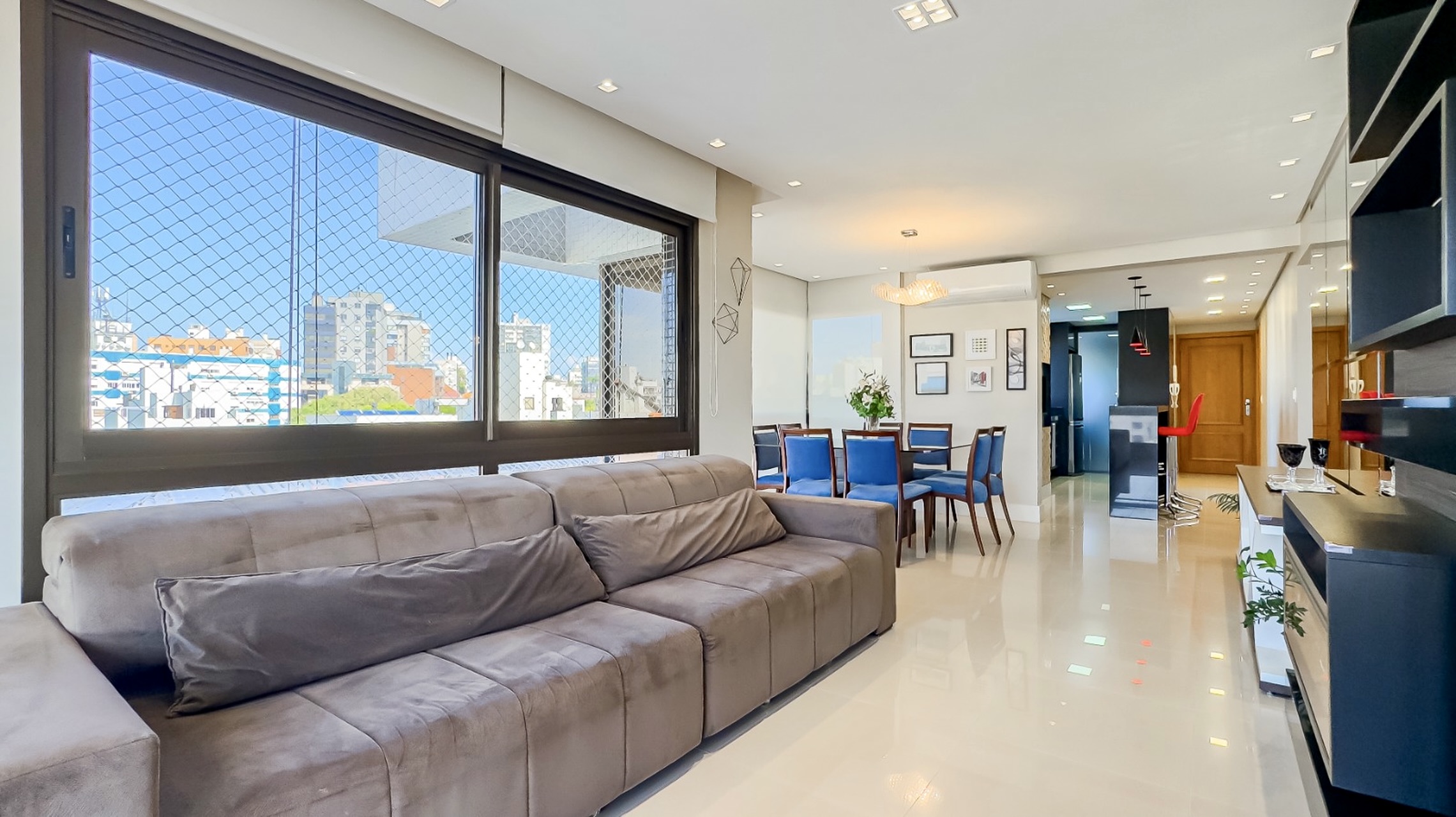 R$ 1.060.000 - MARAVILHOSO APARTAMENTO - MOBILIADO - 95M2 - 2 SU&Iacute;TES - VISTA - 2 VAGAS Rua Santos Neto Porto Alegre - 