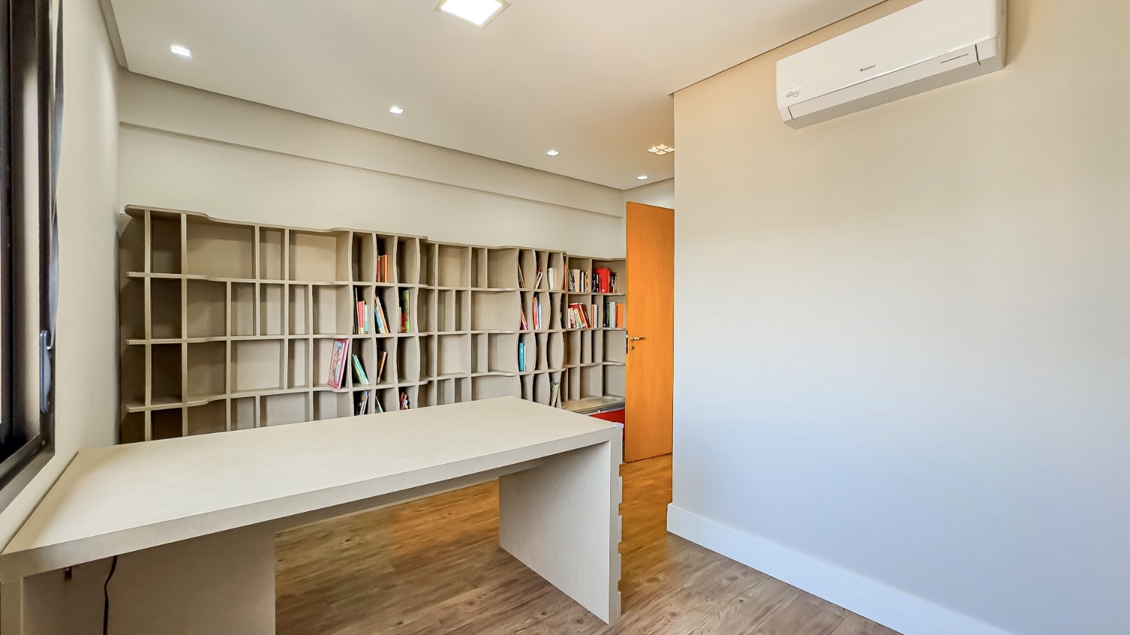 R$ 1.060.000 - MARAVILHOSO APARTAMENTO - MOBILIADO - 95M2 - 2 SU&Iacute;TES - VISTA - 2 VAGAS Rua Santos Neto Porto Alegre - 