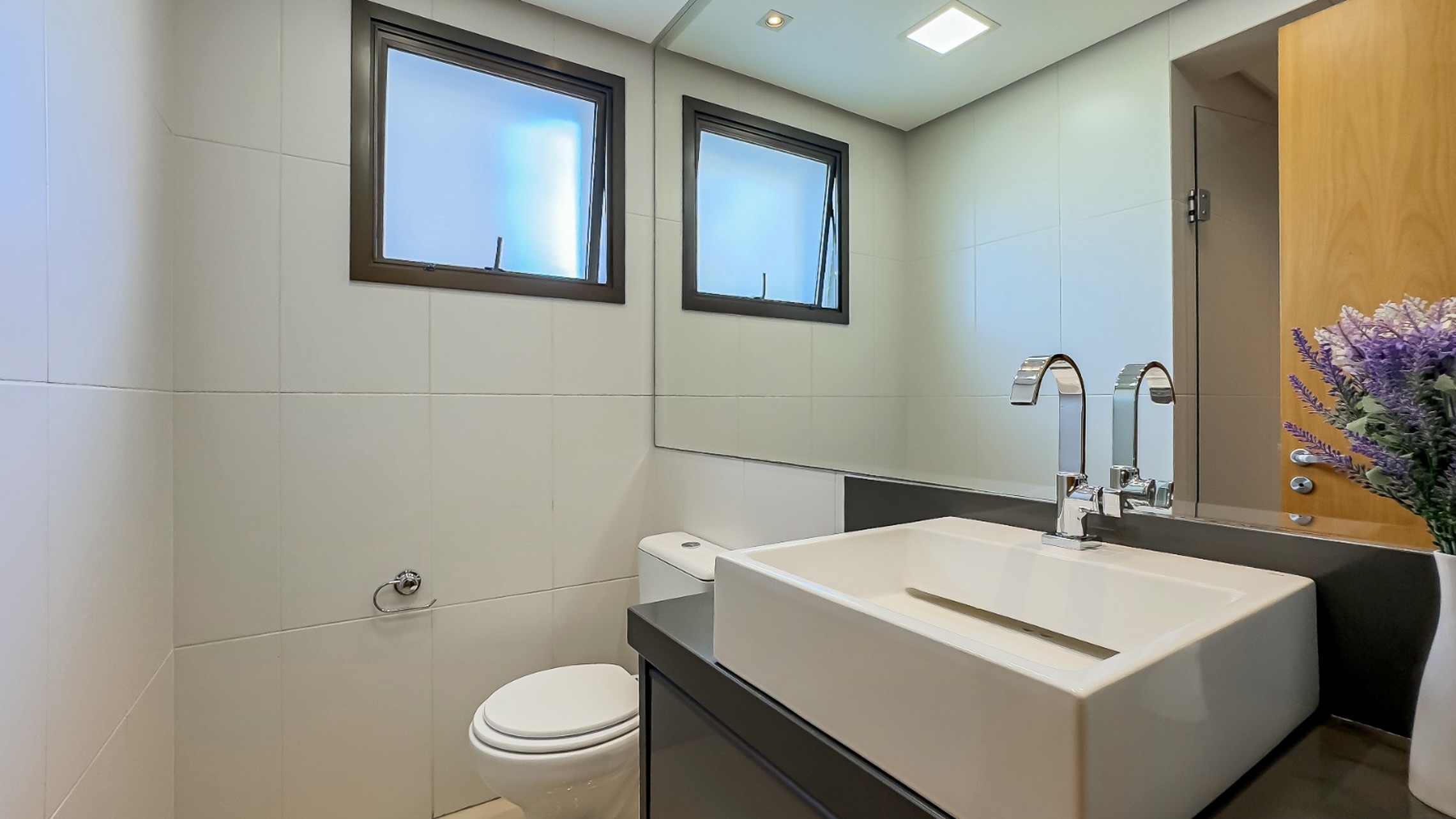 R$ 1.060.000 - MARAVILHOSO APARTAMENTO - MOBILIADO - 95M2 - 2 SU&Iacute;TES - VISTA - 2 VAGAS Rua Santos Neto Porto Alegre - 