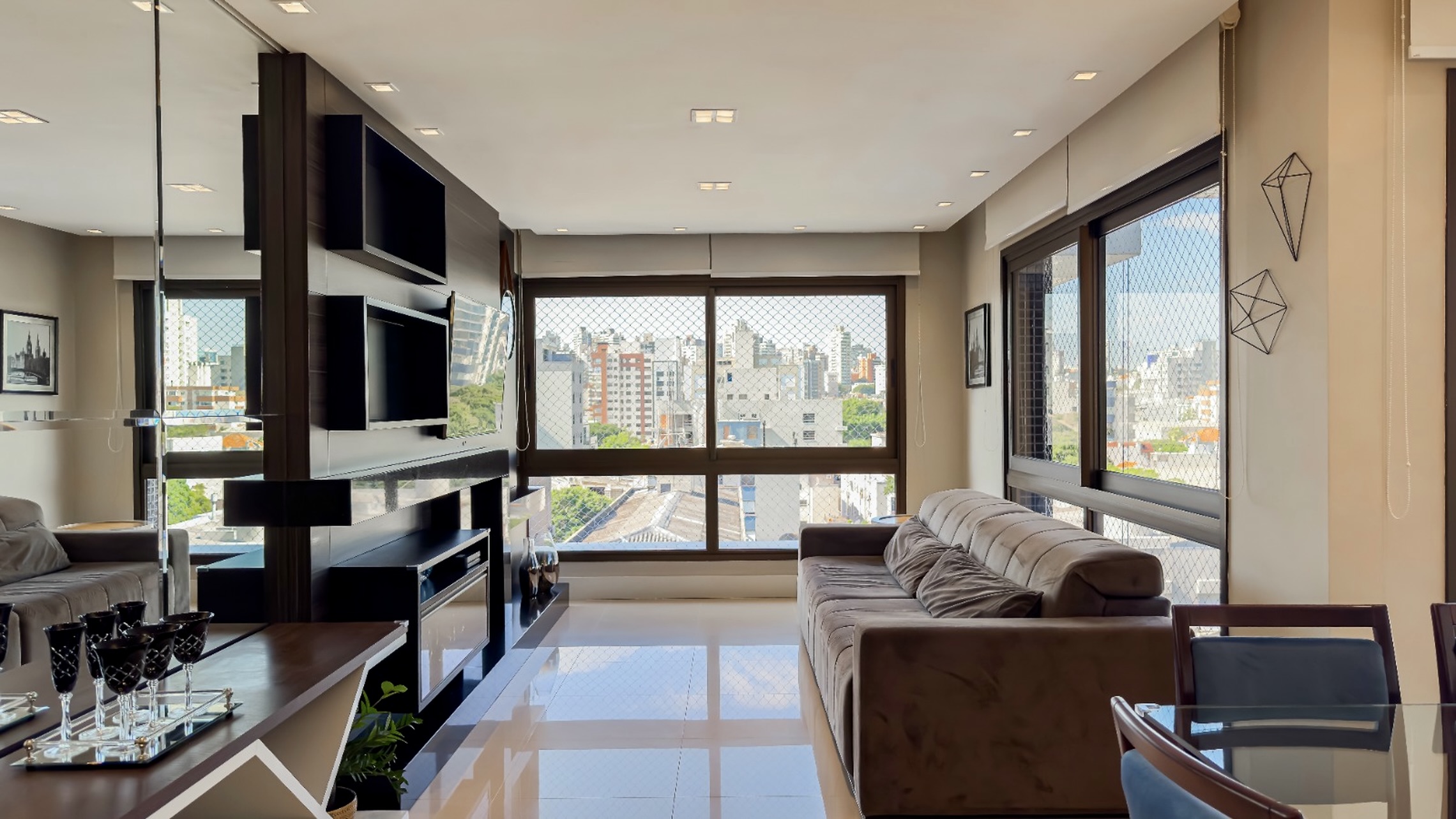 R$ 1.060.000 - MARAVILHOSO APARTAMENTO - MOBILIADO - 95M2 - 2 SU&Iacute;TES - VISTA - 2 VAGAS Rua Santos Neto Porto Alegre - 