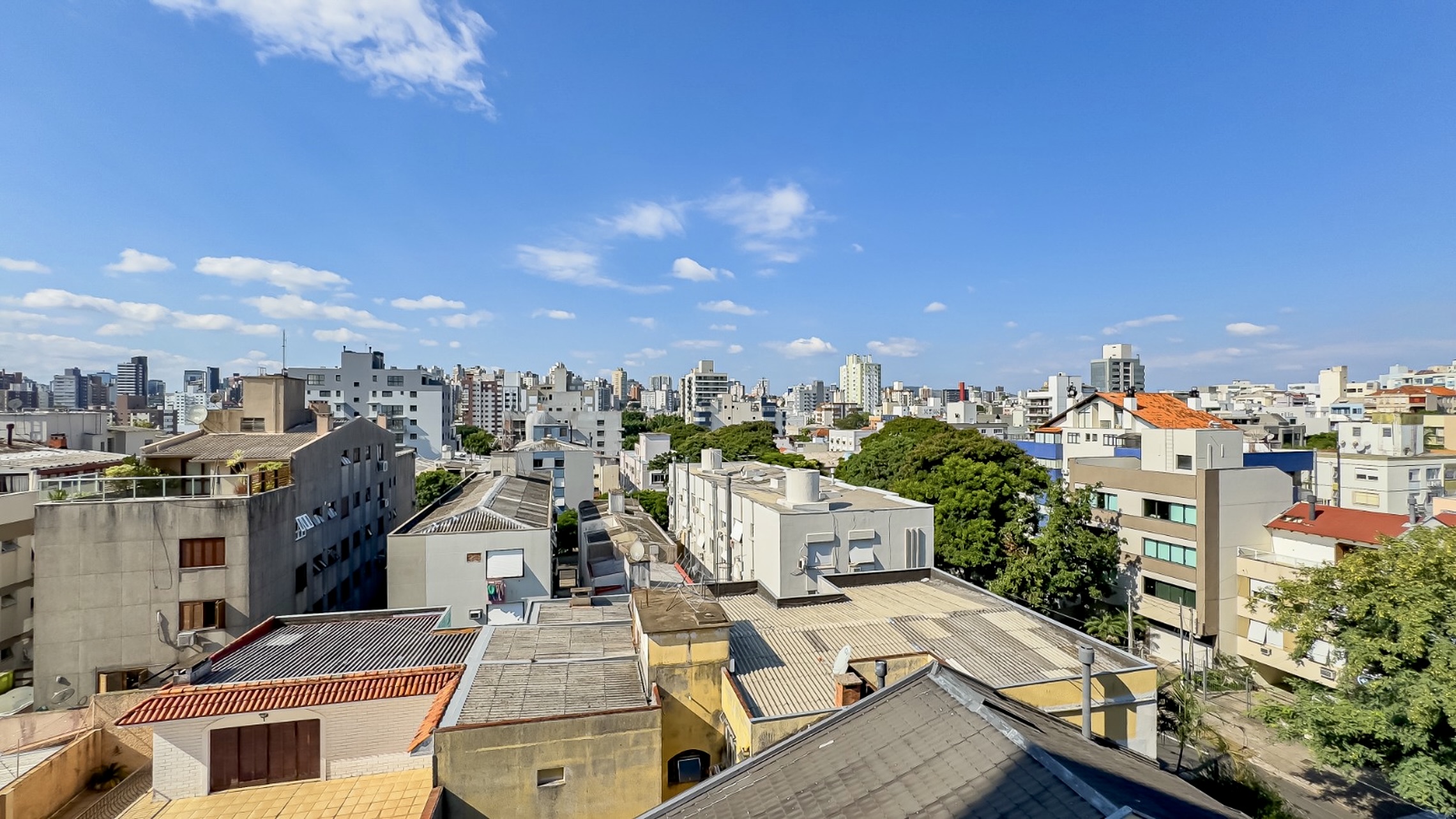 R$ 1.060.000 - MARAVILHOSO APARTAMENTO - MOBILIADO - 95M2 - 2 SU&Iacute;TES - VISTA - 2 VAGAS Rua Santos Neto Porto Alegre - 