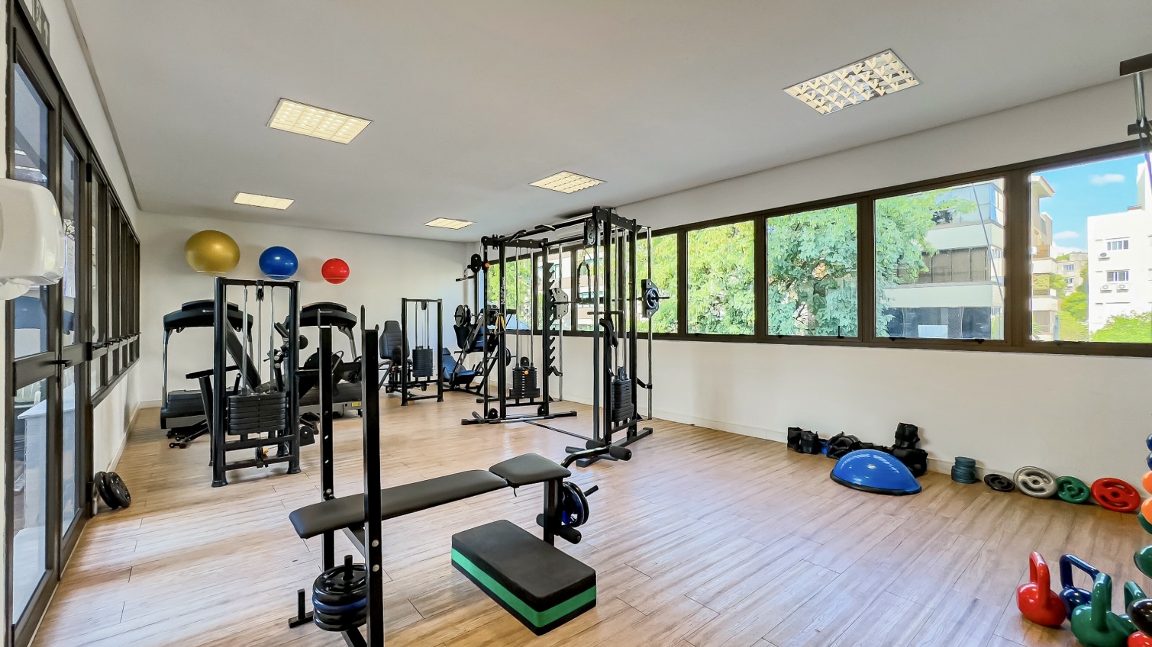 R$ 1.060.000 - MARAVILHOSO APARTAMENTO - MOBILIADO - 95M2 - 2 SU&Iacute;TES - VISTA - 2 VAGAS Rua Santos Neto Porto Alegre - 