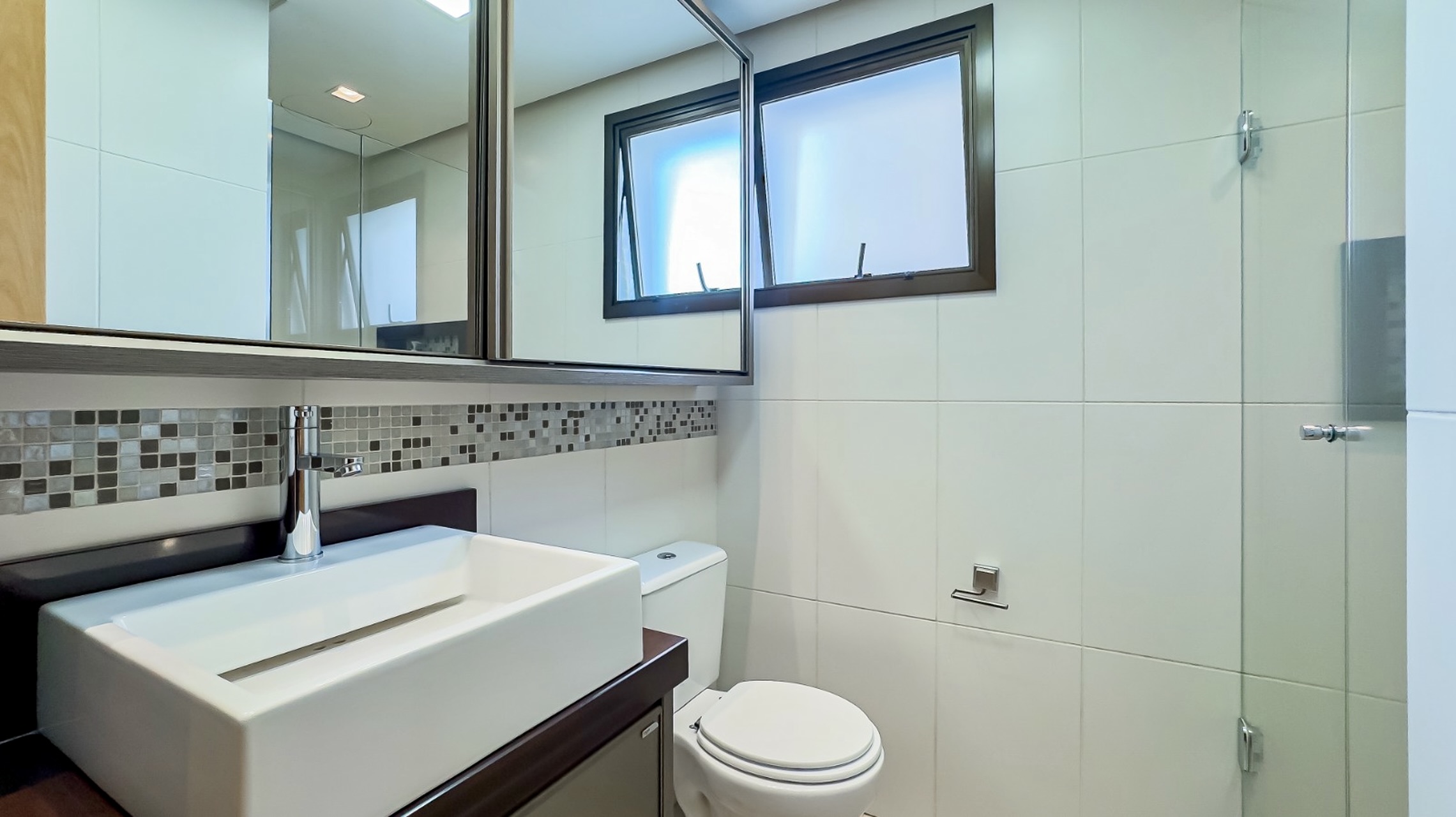 R$ 1.060.000 - MARAVILHOSO APARTAMENTO - MOBILIADO - 95M2 - 2 SU&Iacute;TES - VISTA - 2 VAGAS Rua Santos Neto Porto Alegre - 