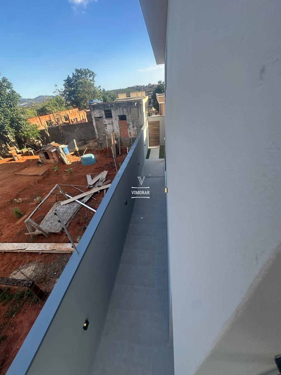 Sobrado 3 dormit&oacute;rios sendo 1 su&iacute;te + 2 vagas de garagem  Itaquaquecetuba - 