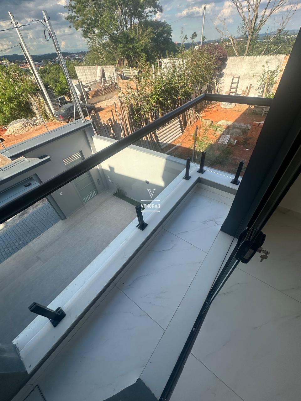 Sobrado 3 dormit&oacute;rios sendo 1 su&iacute;te + 2 vagas de garagem  Itaquaquecetuba - 